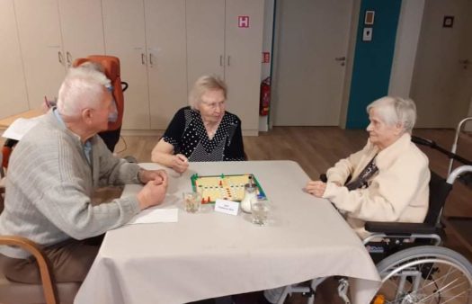 Hraní deskových her v SeniorCentru Kolín