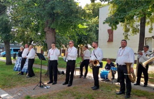Kapela Boršičanka zahrála klientům v rámci festivalu Kmochův Kolín